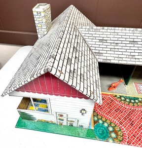 lot 134 image: 1959 MARX Colonial Style T-Shaped Tin Litho Doll House