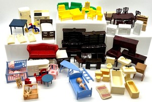 lot 135 image: Vintage Miniature Dollhouse Furniture For Every Room - Renwal and More