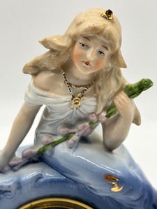 lot 5 image: Vintage Porcelain Figural Clock