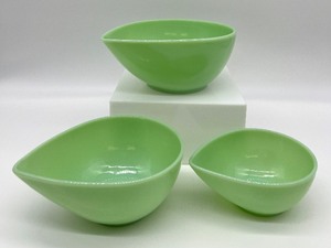 lot 3 image: JADEITE Fire King Tear Drop Mixing Bowls