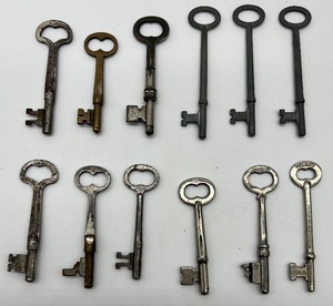 lot 21 image: Lot of 12 Vintage Skeleton Keys - Curtis Germany