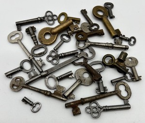 lot 23 image: Vintage Variety of Skeleton Keys, Clock Keys and More