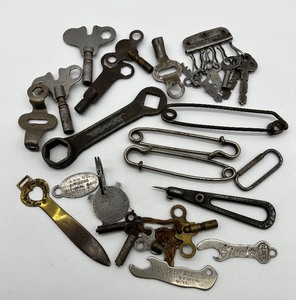 lot 25 image: Vintage Variety of Keys, Safety  Laundry Pins and More
