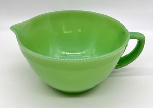 lot 27 image: Vintage JADEITE Fire King Batter Bowl