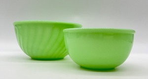 lot 29 image: Vintage JADEITE Fire King Swirl Mixing Bowls