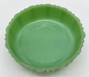 lot 30 image: Vintage JADEITE Fire King Tart Dish