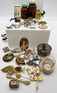 lot 43 image: Vintage Variety of Jewelry and More
