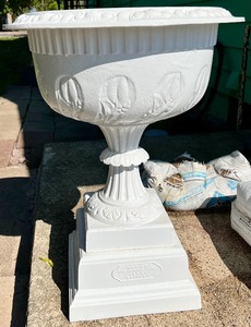 lot 1 image: Victorian Antique Kramer Bros Foundry Cast Iron Urn