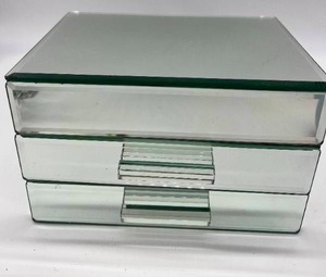 lot 167 image: Velvet Lined Mirrored JEWELRY BOX