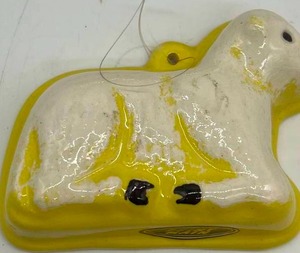 lot 178 image: Vintage Celluloid Trinket Box Peint Main Lamb Mold & Pair of Florentine Oval Pictures Italy