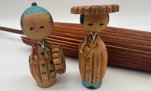 lot 179 image: Vintage Japanese KOKESHI Bobble Head Dolls & Rice Paper Parasol Umbrella