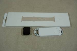 lot 17 image: Apple Watch SE 40mm Smart Watch with GPS