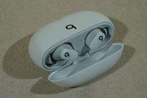 lot 24 image: Beats Studio Buds -White