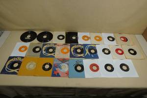 lot 178 image: 25 Elvis 45 Records