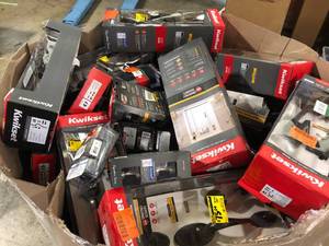 Gaylord of Door Knobs and Handles and Hardware  Customer Returns See Pictures