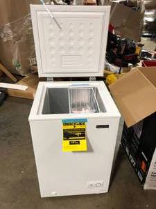 Magic Chef 3.5 cu. ft. Manual Defrost Chest Freezer in White  Customer Returns See Pictures