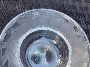 lot 41 image: Lalique Art Glass Dish Songbird Pattern