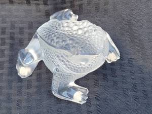 lot 47 image: Baccarat Crystal Frosted Toad Frog Figurine