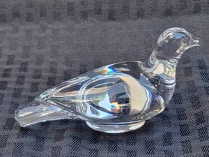lot 44 image: Baccarat Crystal Dove Figurine