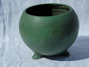 lot 126 image: Vintage Arts & Crafts Period Moss Green Footed Ball Planter