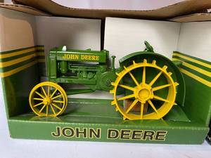 lot 259 image: Ertl John Deere Die Cast Model H Tractor and John Deere 116 Bo Tractor on Steel