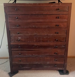 lot 15 image: Townsend Chest of Drawers