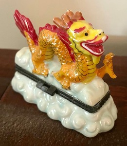 lot 64 image: Dragon Motif Trinket Box