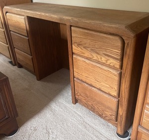 lot 87 image: Oak Vintage Desk