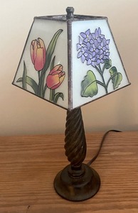 lot 95 image: Petite Floral Stained Glass Table Lamp