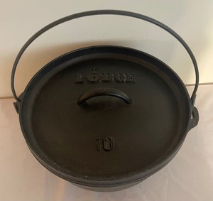 lot 45 image: Lodge Cast Iron Footed Pot with Lid