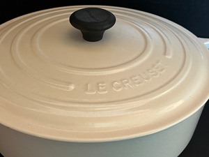 lot 4 image: Le Creuset Four Quart Signature Cast Iron Round Oven