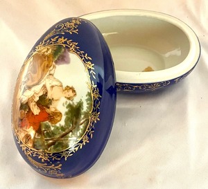 lot 174 image: Vintage R.S. Prussia Porcelain Egg Trinket Box