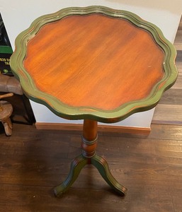 lot 175 image: Tall Vintage Accent Table