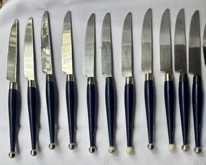 lot 186 image: Plethora of Plastic Handled Flatware