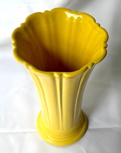 lot 187 image: Yellow Vase by Fiesta