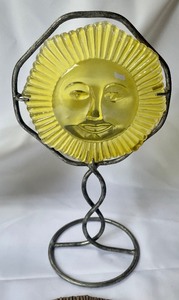 lot 188 image: Delightful Decor