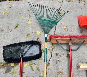 lot 328 image: Long Handled Tool Lot