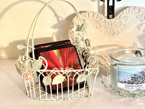 lot 352 image: Variety of Home Decor Items