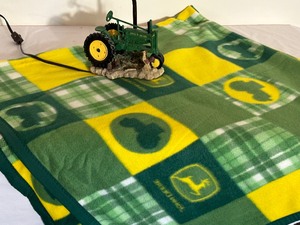 lot 341 image: John Deer Throw Blanket and Decorative Table Lamp