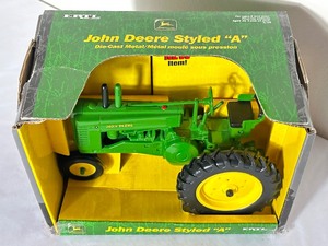 lot 257 image: Die Cast John Deere Styled Model A Tractor