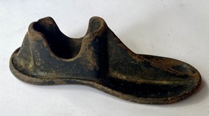 lot 383 image: Vintage Cast Iron Shoe Forms and Weights