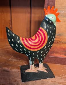 lot 100 image: Charming Rooster Decor