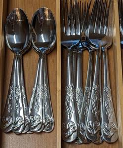 lot 141 image: Pfaltzgraff Rooster Flatware Set