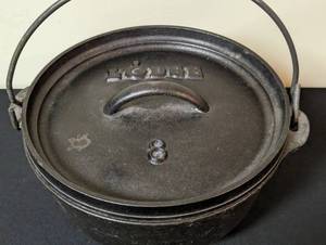 lot 271 image: Lodge 8 Cast Iron Dutch Camping Oven