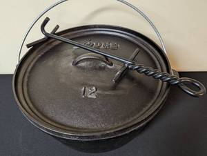 lot 273 image: Lodge 12 Cast Iron Dutch Camping Oven