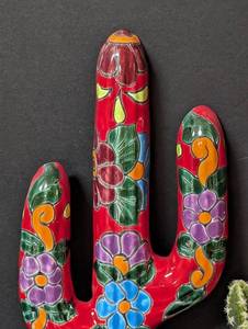 lot 291 image: Fun Cactus Decor
