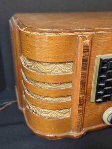 lot 295 image: Vintage Zenith Radio