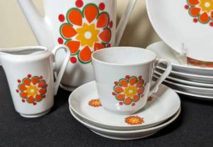 lot 408 image: Vintage Kahla Dish Set