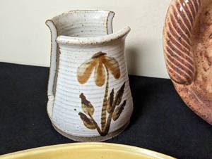 lot 412 image: Assorted Decorative Pottery