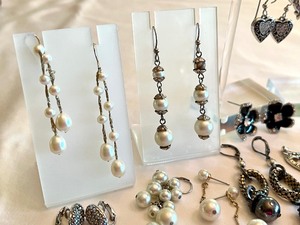 lot 435 image: Variety of Pretty Earrings